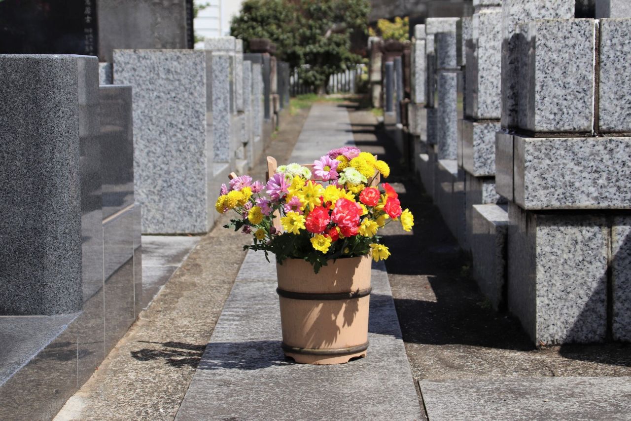 母の日参りで「お墓」にお供えするお花の3つの注意点