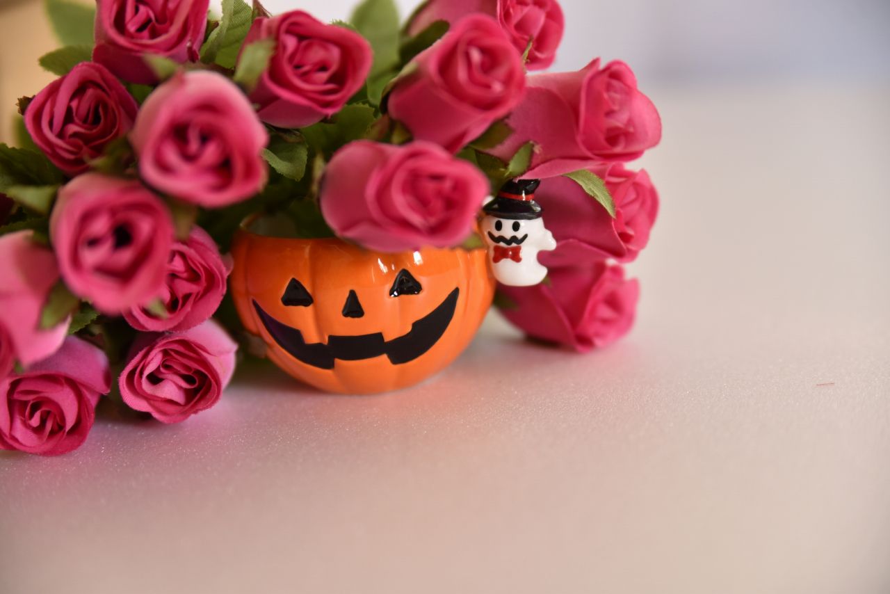 カラー豊富なハロウィンの「おもちゃカボチャ」にお花を添えて