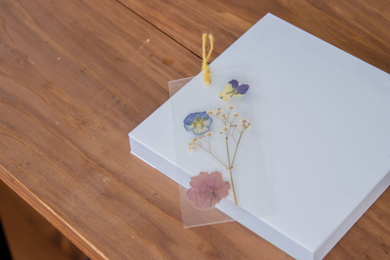 お花のサブスクおすすめ活用法：押し花にして栞などを作る