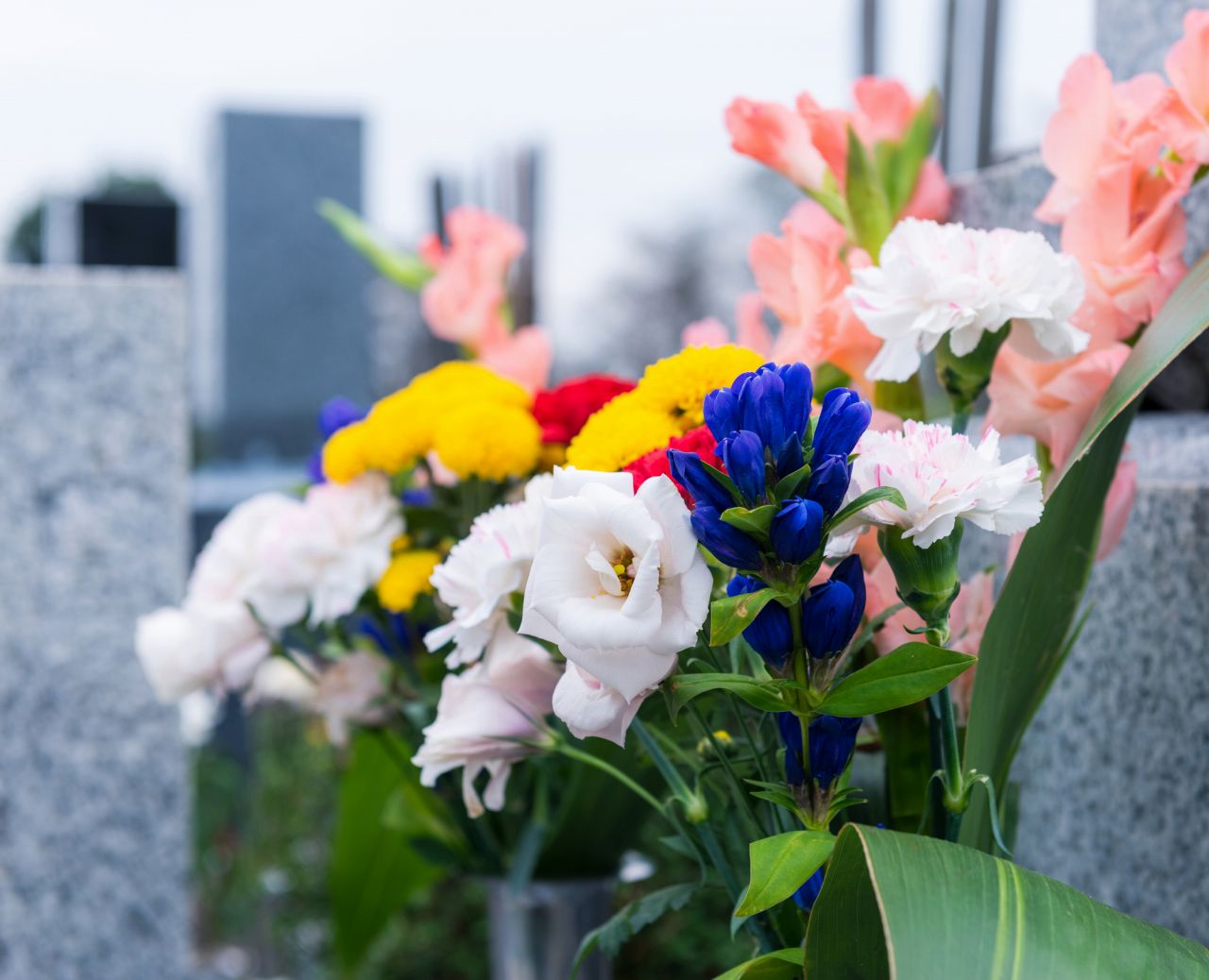 お墓参りの花選びでは「故人への想い」が最も重要