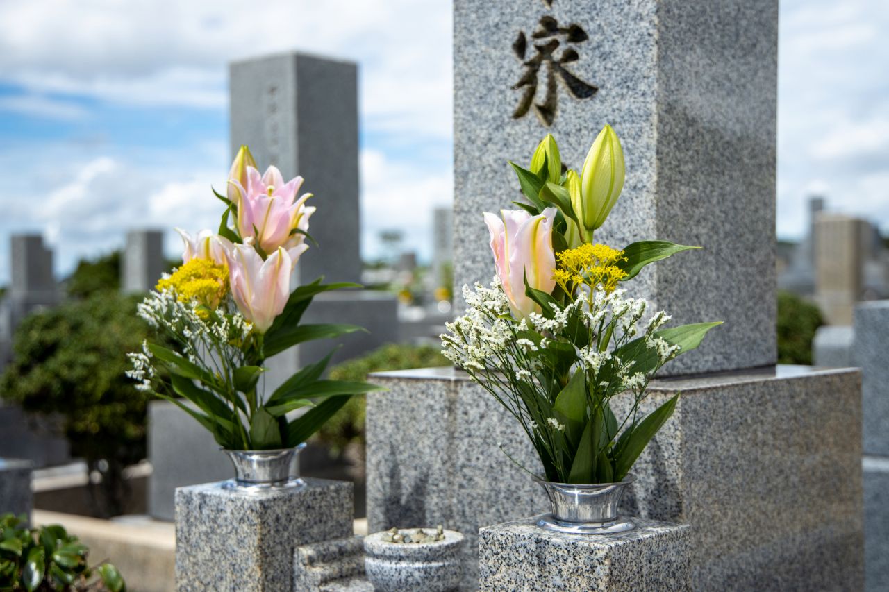 お墓参りでお供えする花は購入時に注意が必要