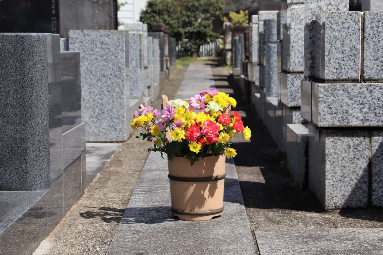 お供えのアレンジメントの花は3000円から5000円が相場