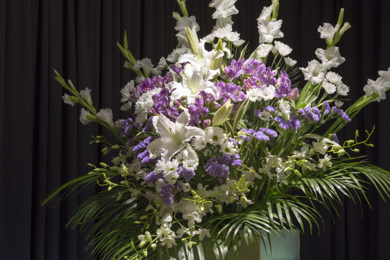 お葬式の供花の手配方法は二通り