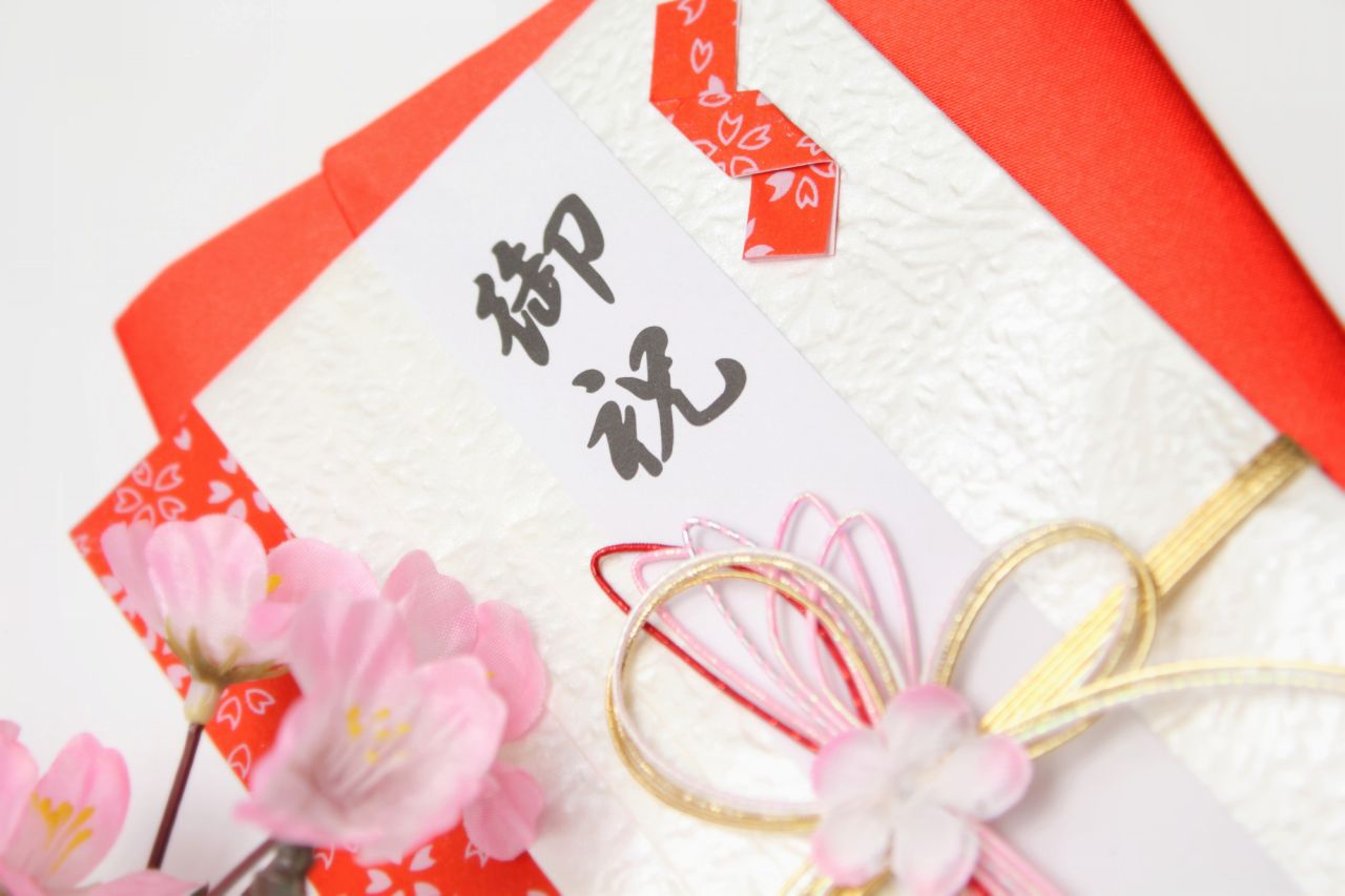 結婚祝いにかかる金額はご祝儀代とプレゼント代