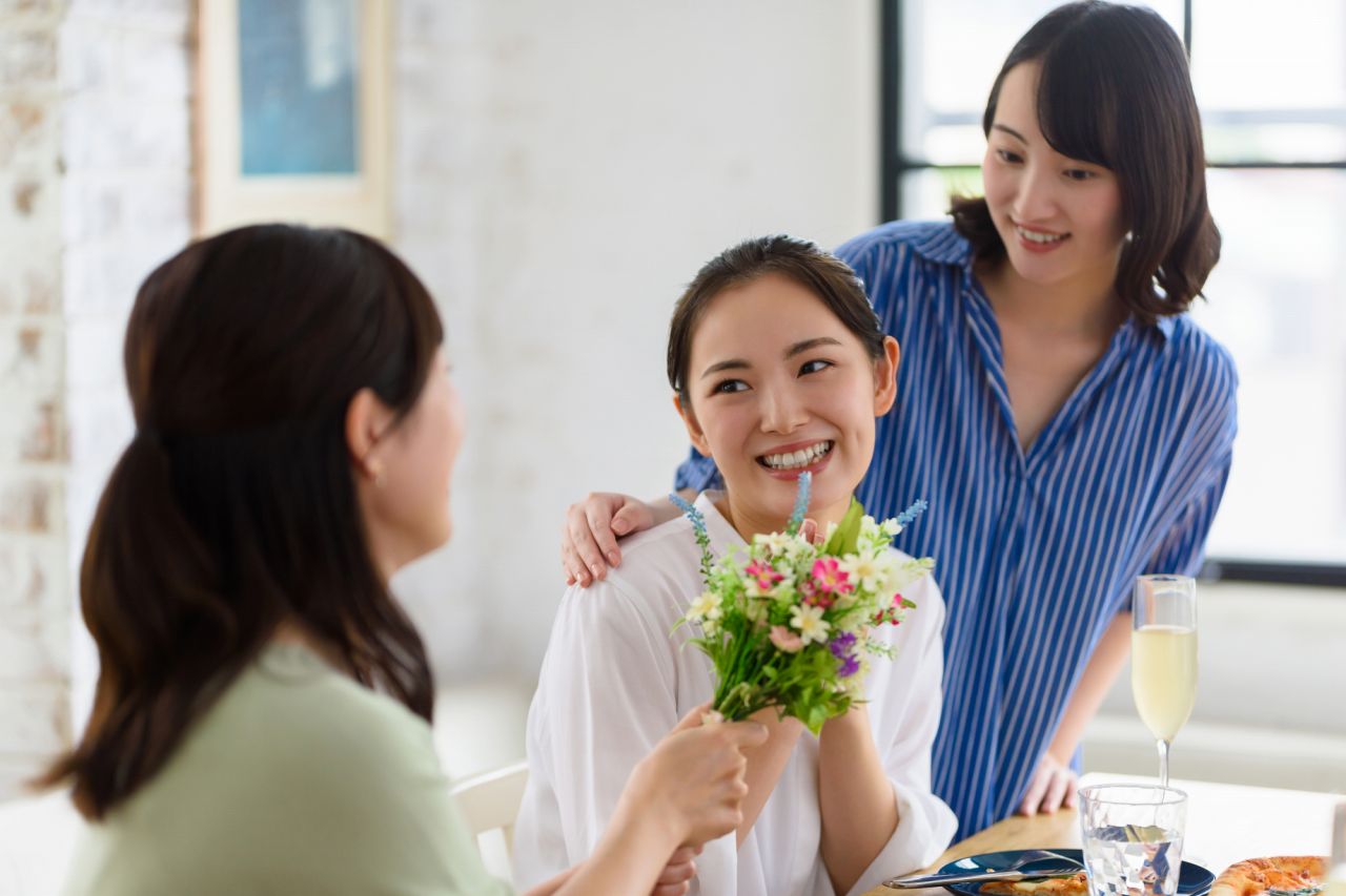 会社の同僚の結婚祝いは複数人で贈るのも◎