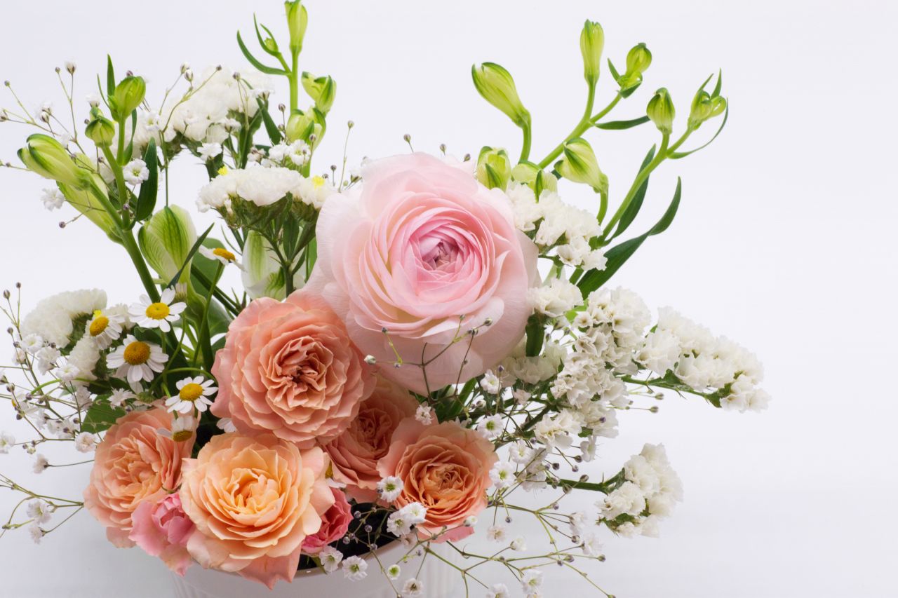 バラは「愛」かすみ草は「幸福」｜花言葉から選ぶプロポーズの花束
