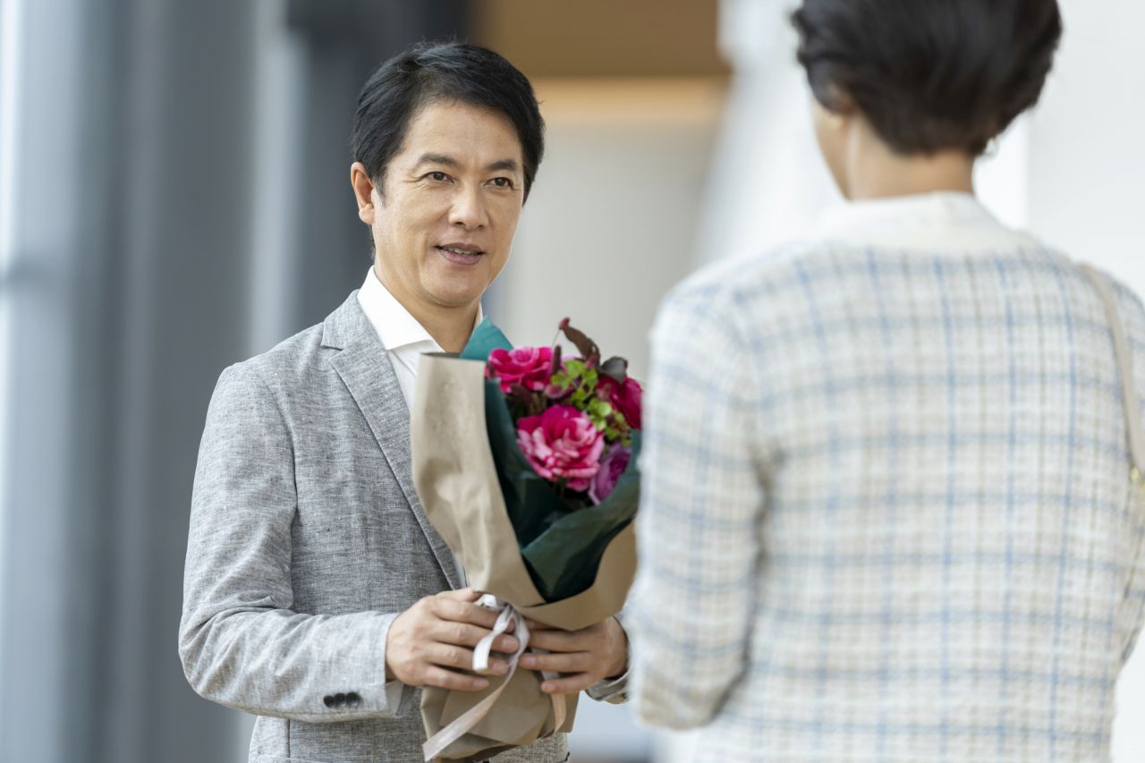 『フラワーバレンタイン』とは？男性から女性へ花を贈る