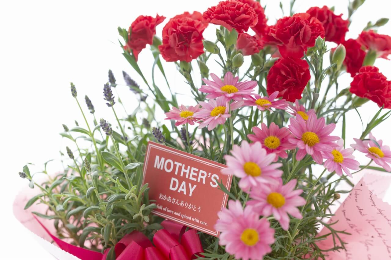 母の日に「ありがとう」を贈るフラワーアレンジメントは花言葉で選ぶ