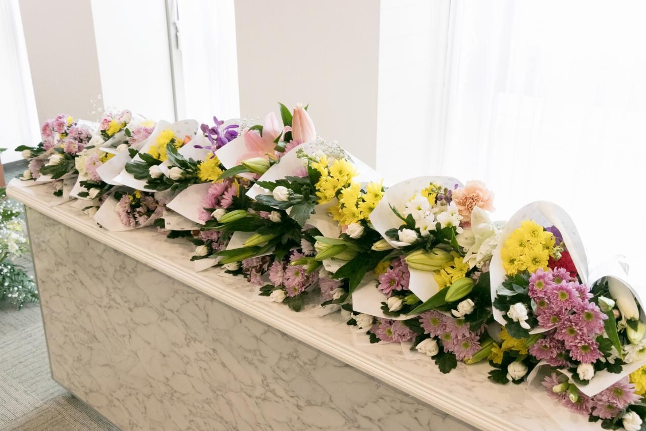 葬儀の「献花」とは？花の手配方法やマナーを知って式にのぞもう