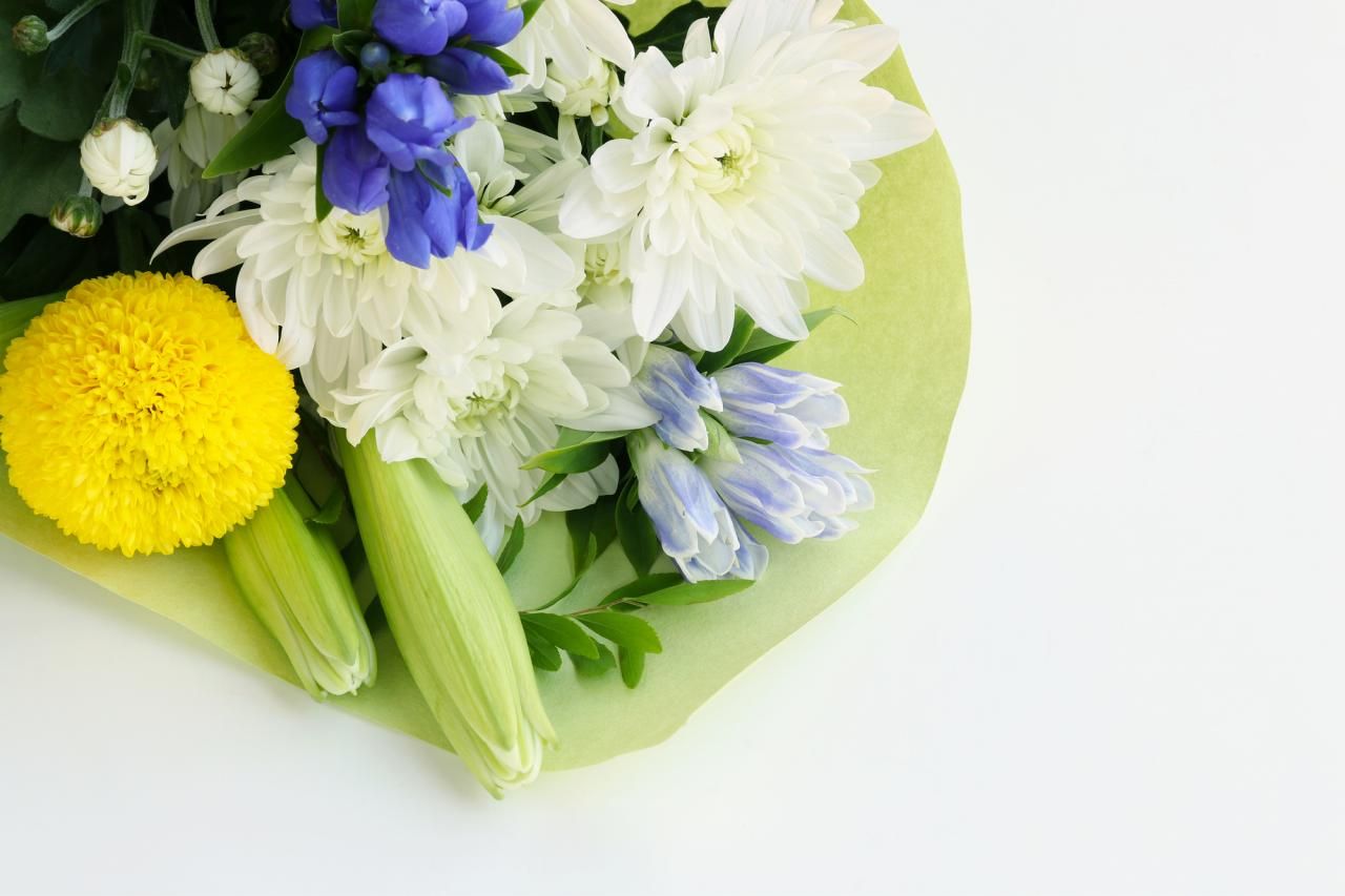 お葬式で供花を贈る手順をイチから解説｜供花の意味と手配方法