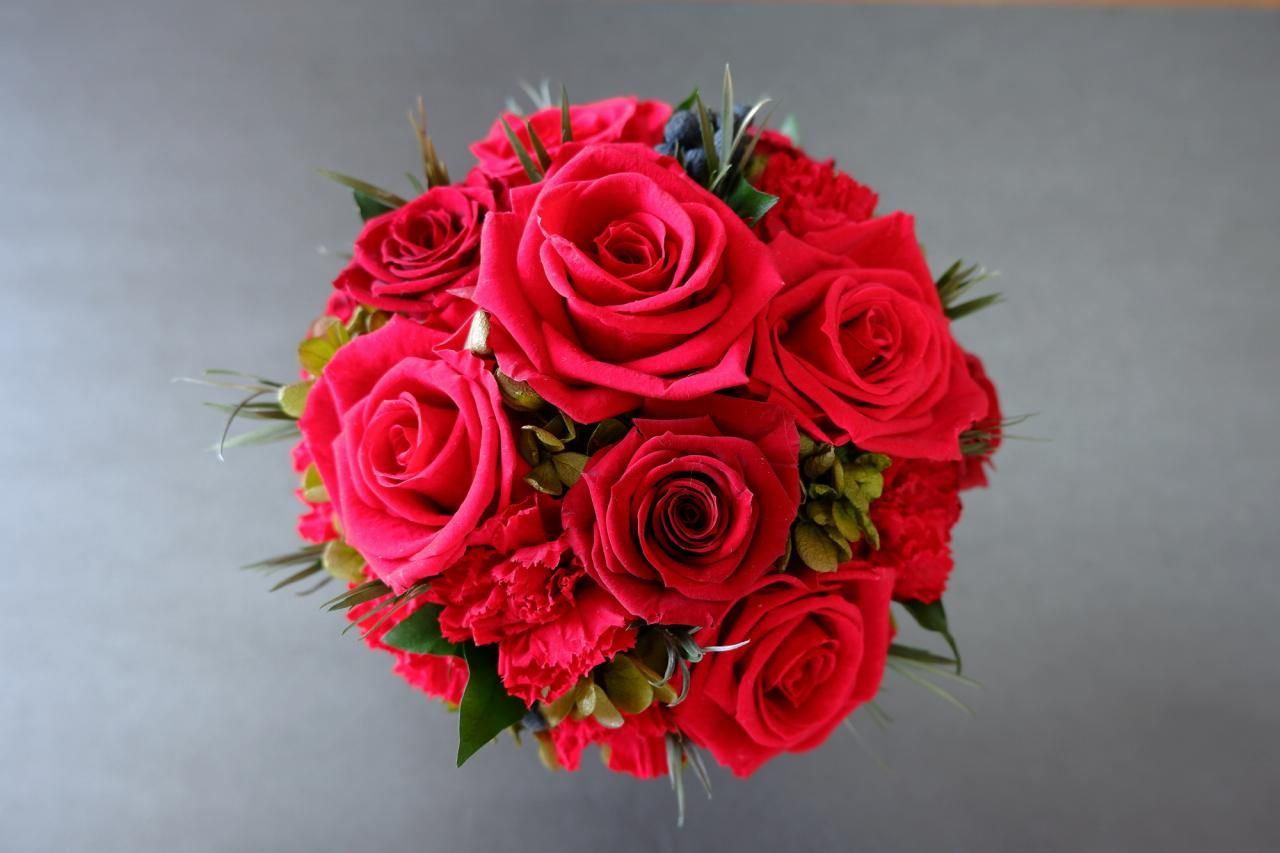 深紅のバラの花束で一生忘れられないプロポーズに